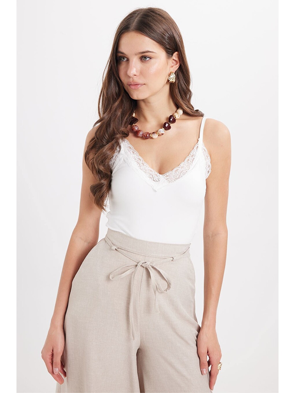 Kadın Slim Fit Dar Kesim İnce Askılı Dantel Detaylı Elastanlı Ekru Crop Atlet-3