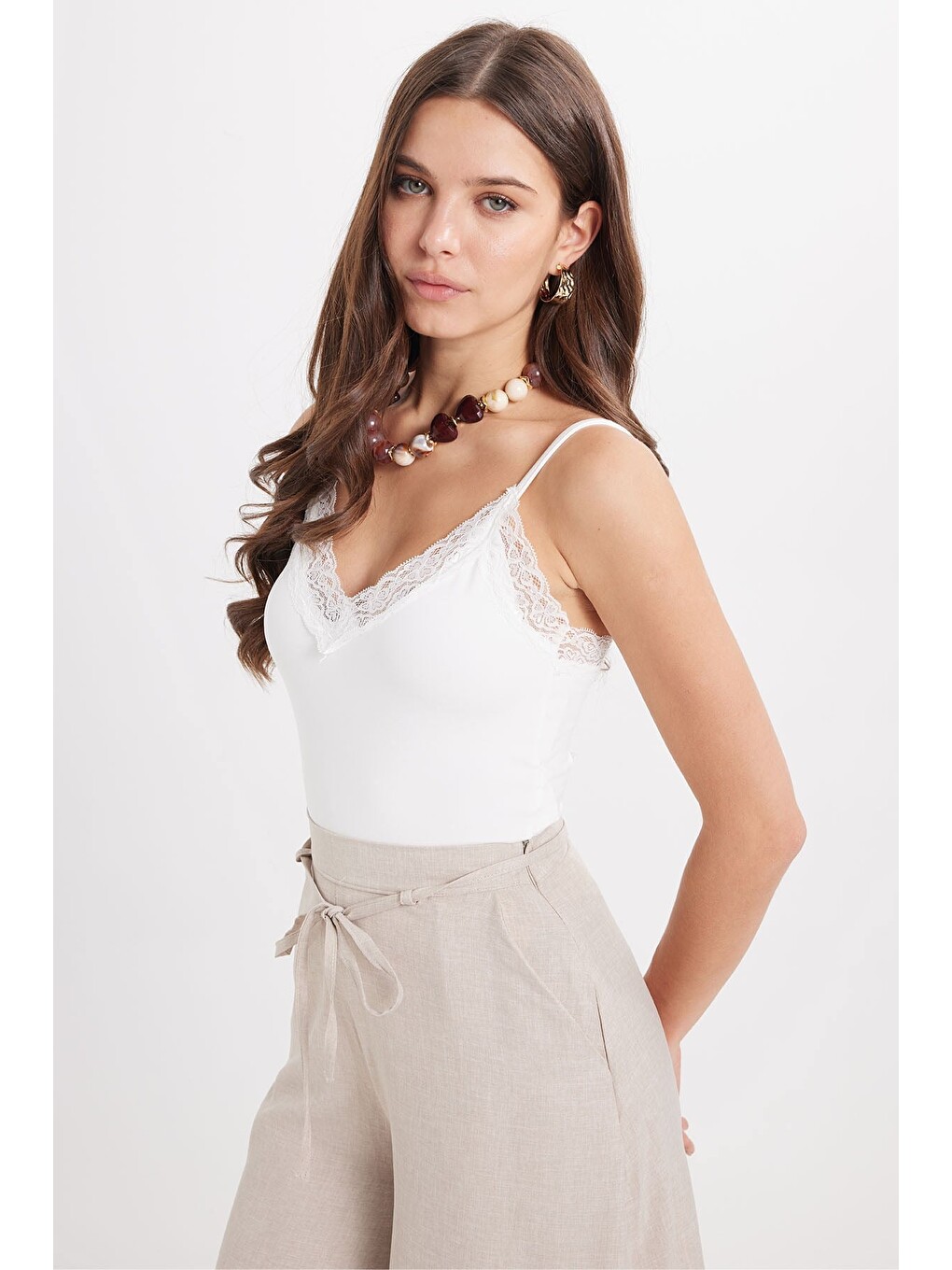 Kadın Slim Fit Dar Kesim İnce Askılı Dantel Detaylı Elastanlı Ekru Crop Atlet-4