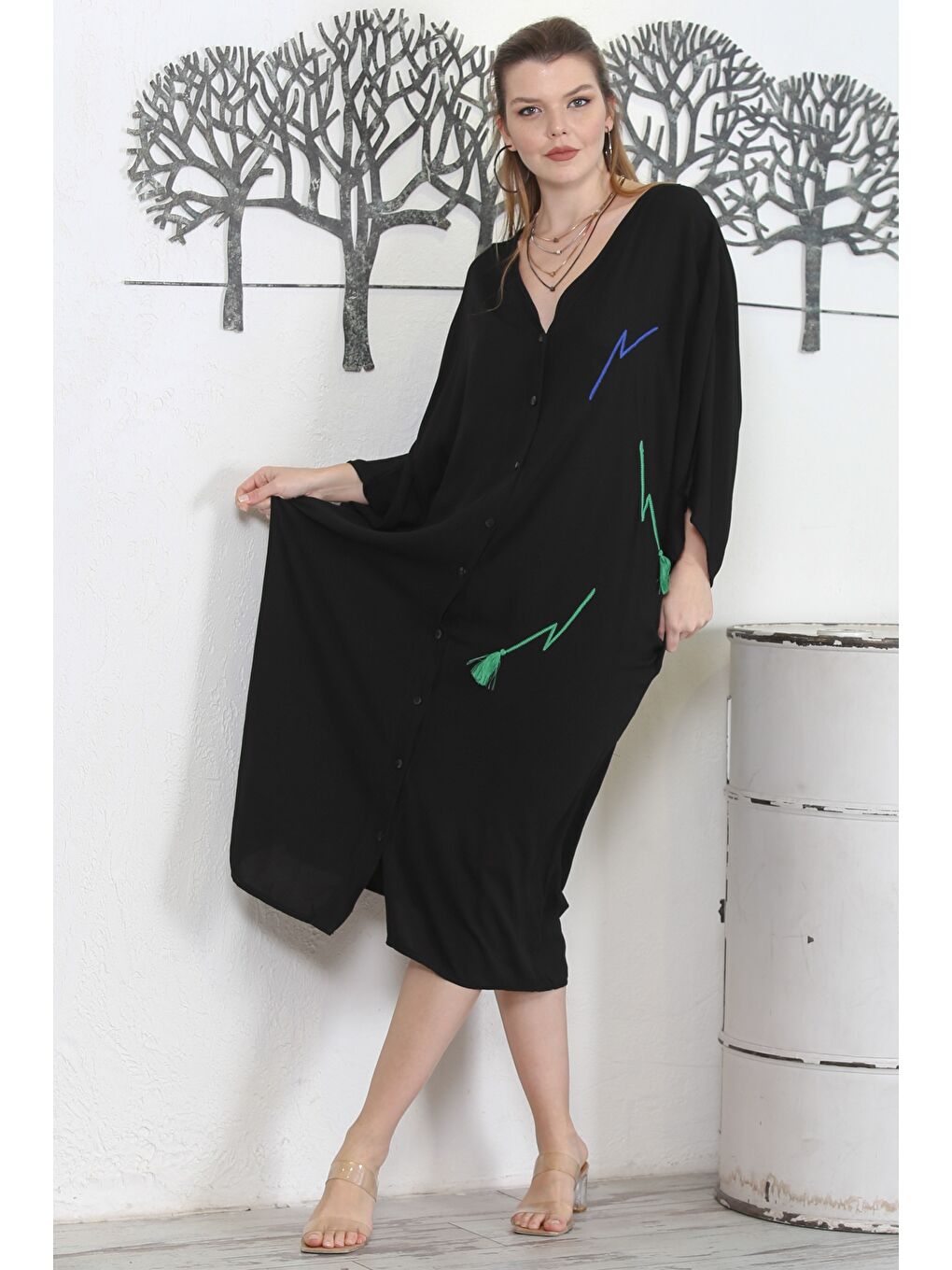 Siyah V Yaka 3/4 Kol Düğmeli Gizli Cepli Nakışlı Baskılı Casual Oversize Dokuma Elbise-4