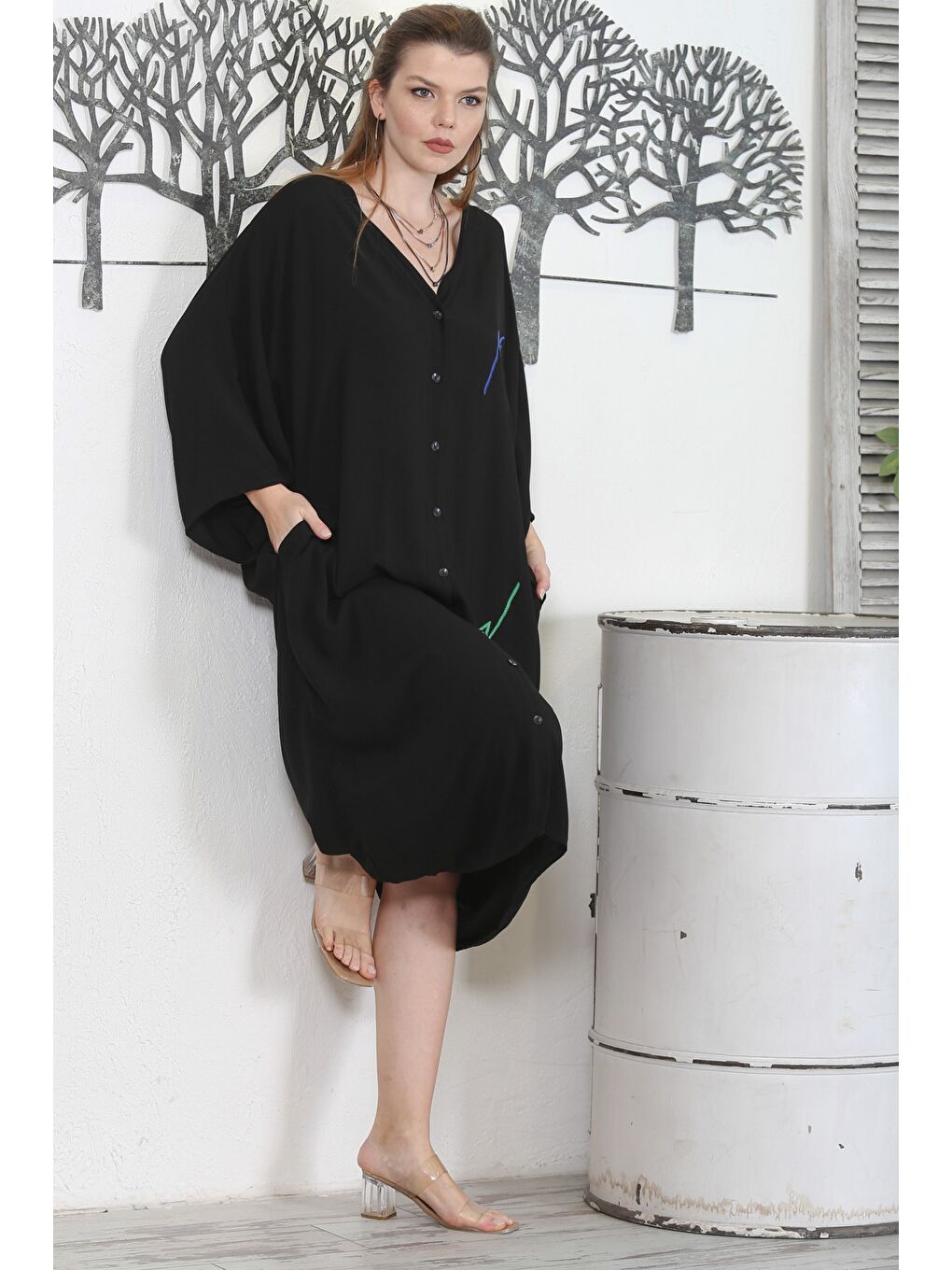 Siyah V Yaka 3/4 Kol Düğmeli Gizli Cepli Nakışlı Baskılı Casual Oversize Dokuma Elbise-5