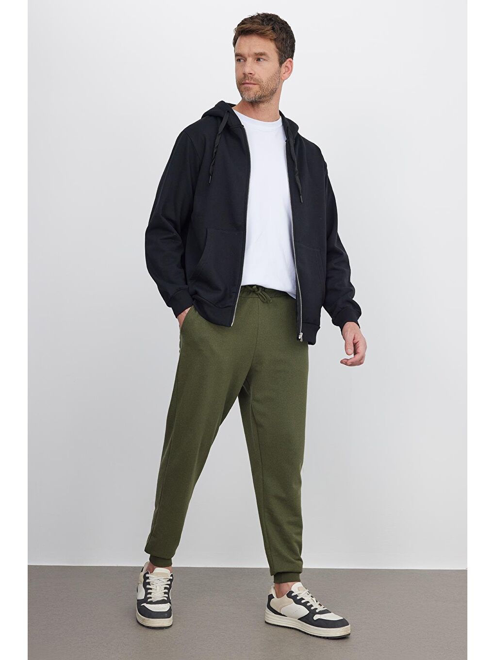 Erkek Regular Fit Klasik Kesim Beli Bağcıklı Jogger Cepli Lastikli Paça Haki Eşofman Altı-4