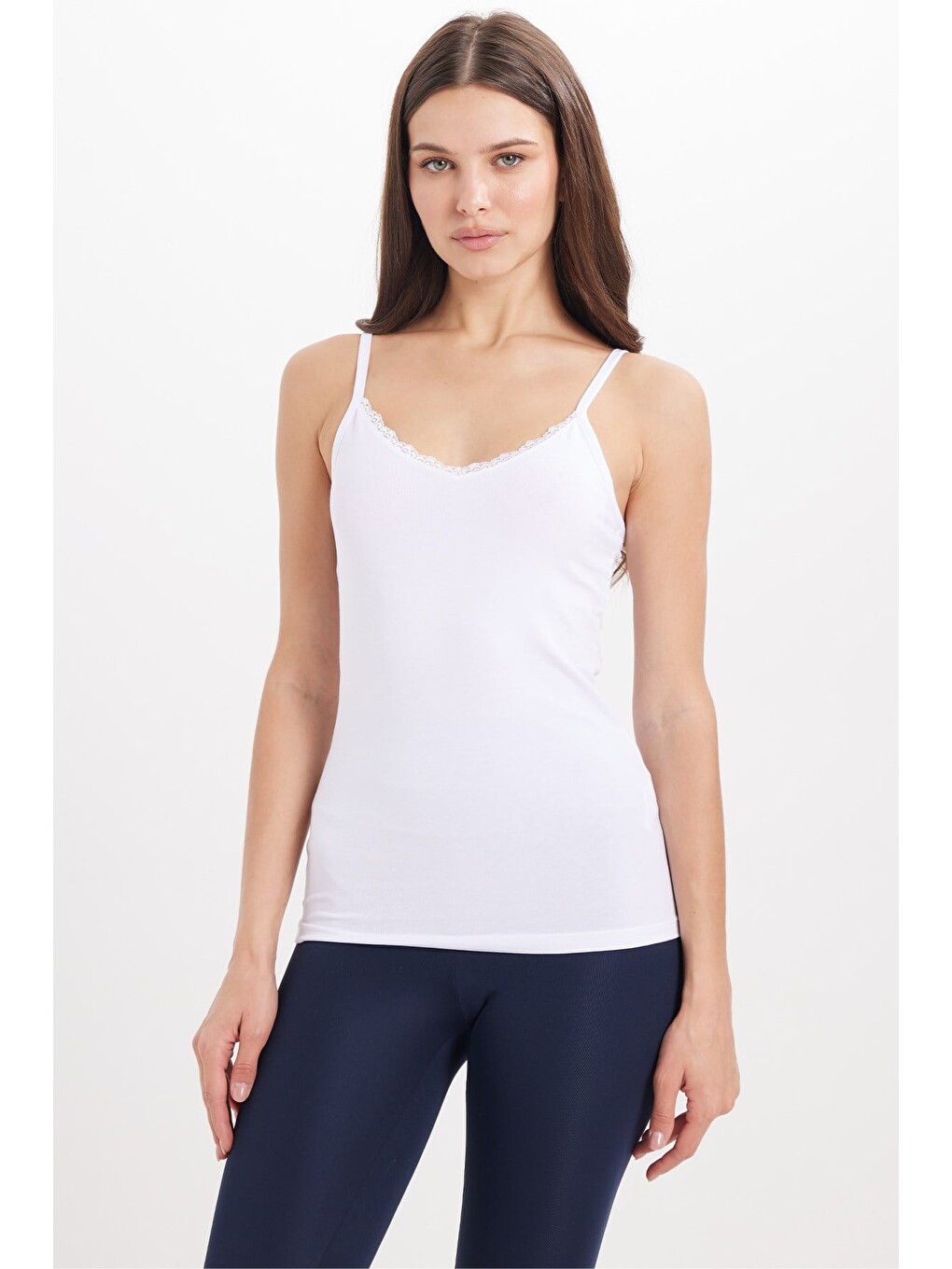 Kadın Slim Fit Dar Kesim Pamuklu İnce Askılı Dantel Detaylı Beyaz Crop Atlet