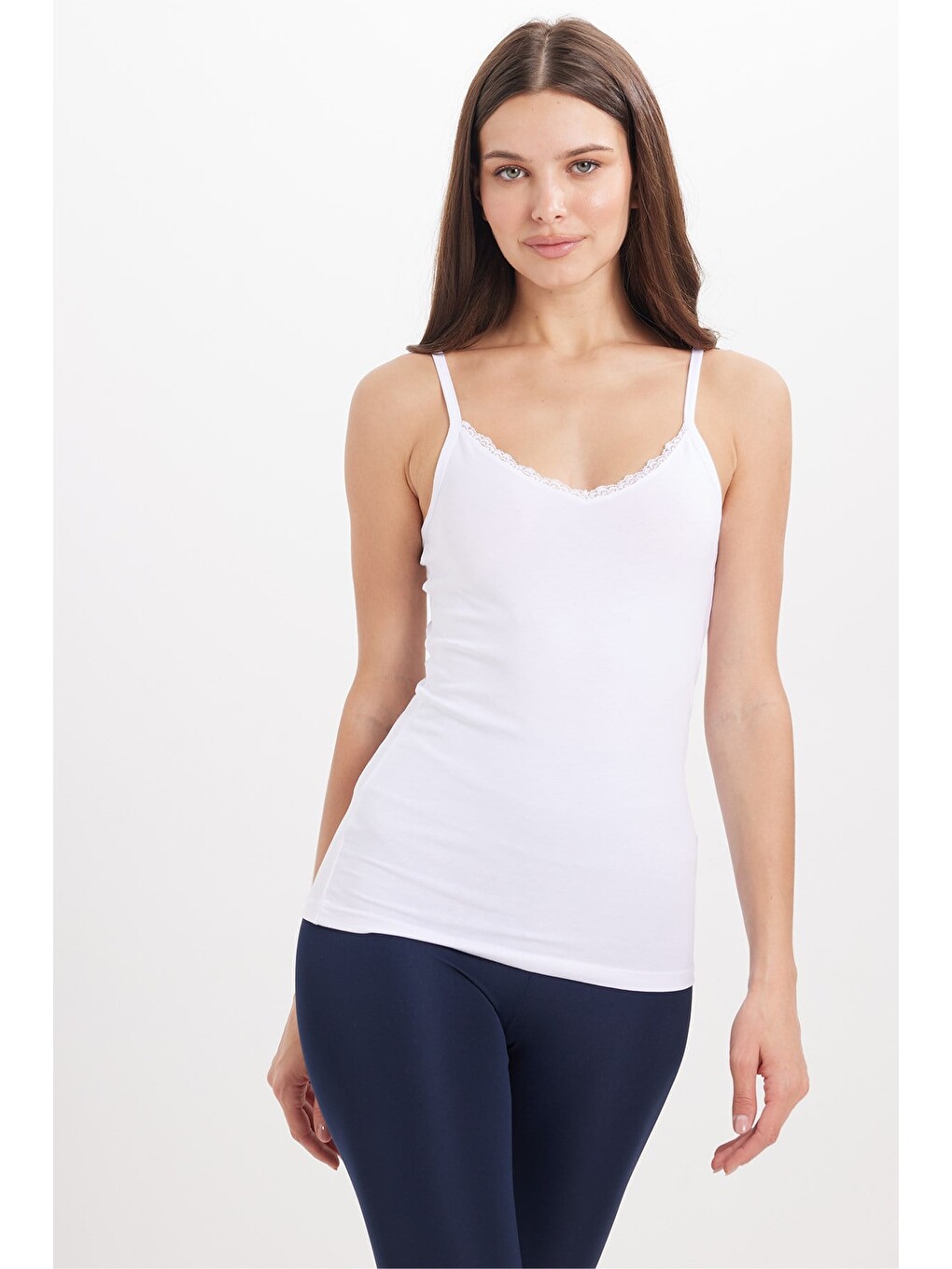 Kadın Slim Fit Dar Kesim Pamuklu İnce Askılı Dantel Detaylı Beyaz Crop Atlet-1