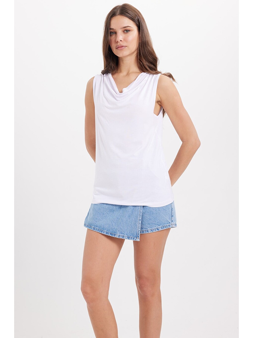 Kadın Oversize Geniş Kesim Kolsuz Degaje Yaka Beyaz Atlet-1