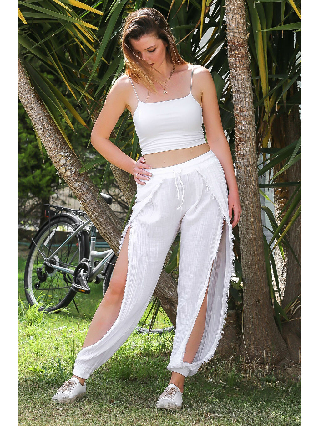 Organik Pamuk Beyaz Dokuma Lastikli Ve Bağlamalı Bel Yanları Açık Paça Casual Pantolon-1