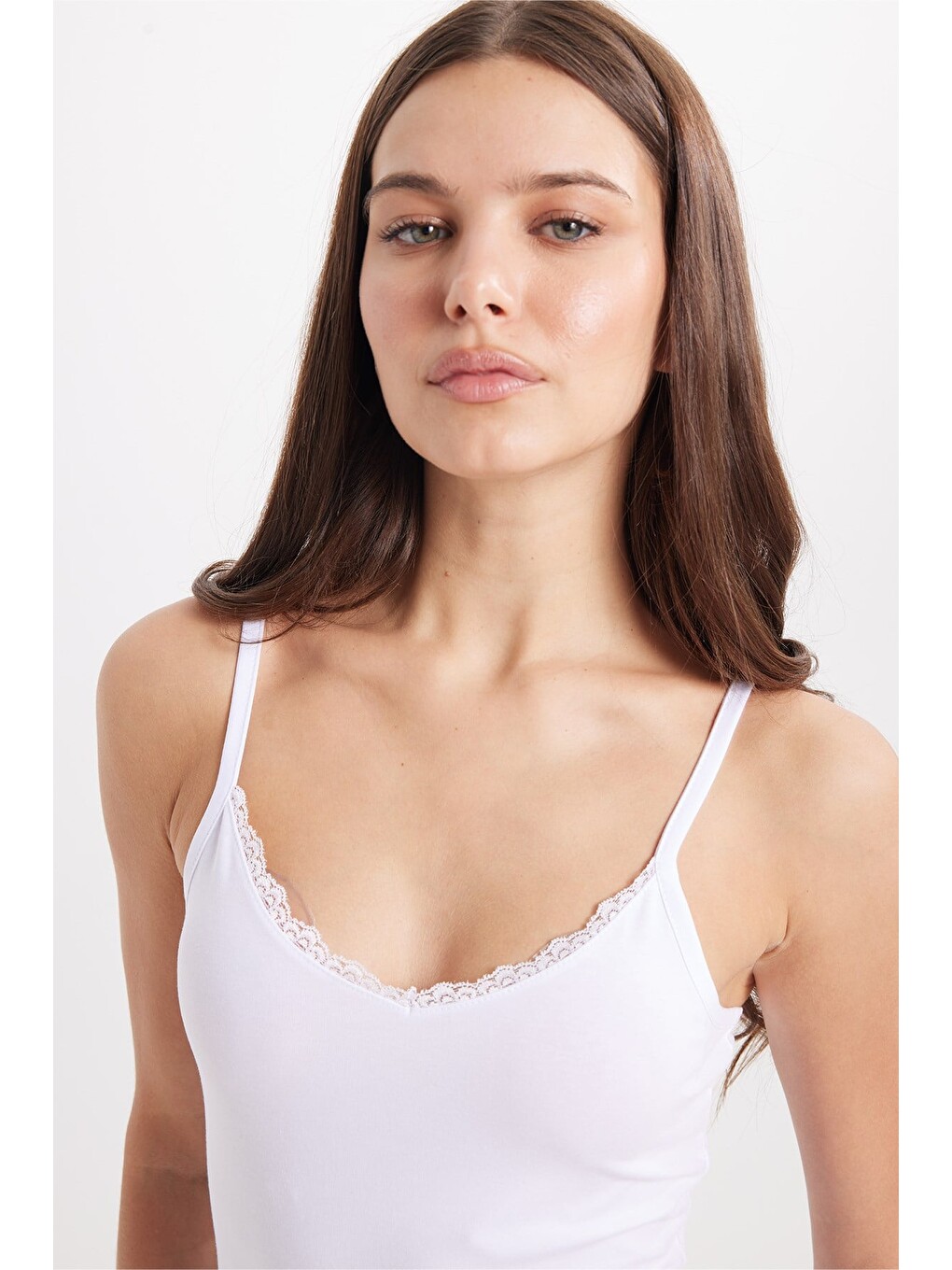 Kadın Slim Fit Dar Kesim Pamuklu İnce Askılı Dantel Detaylı Beyaz Crop Atlet-2