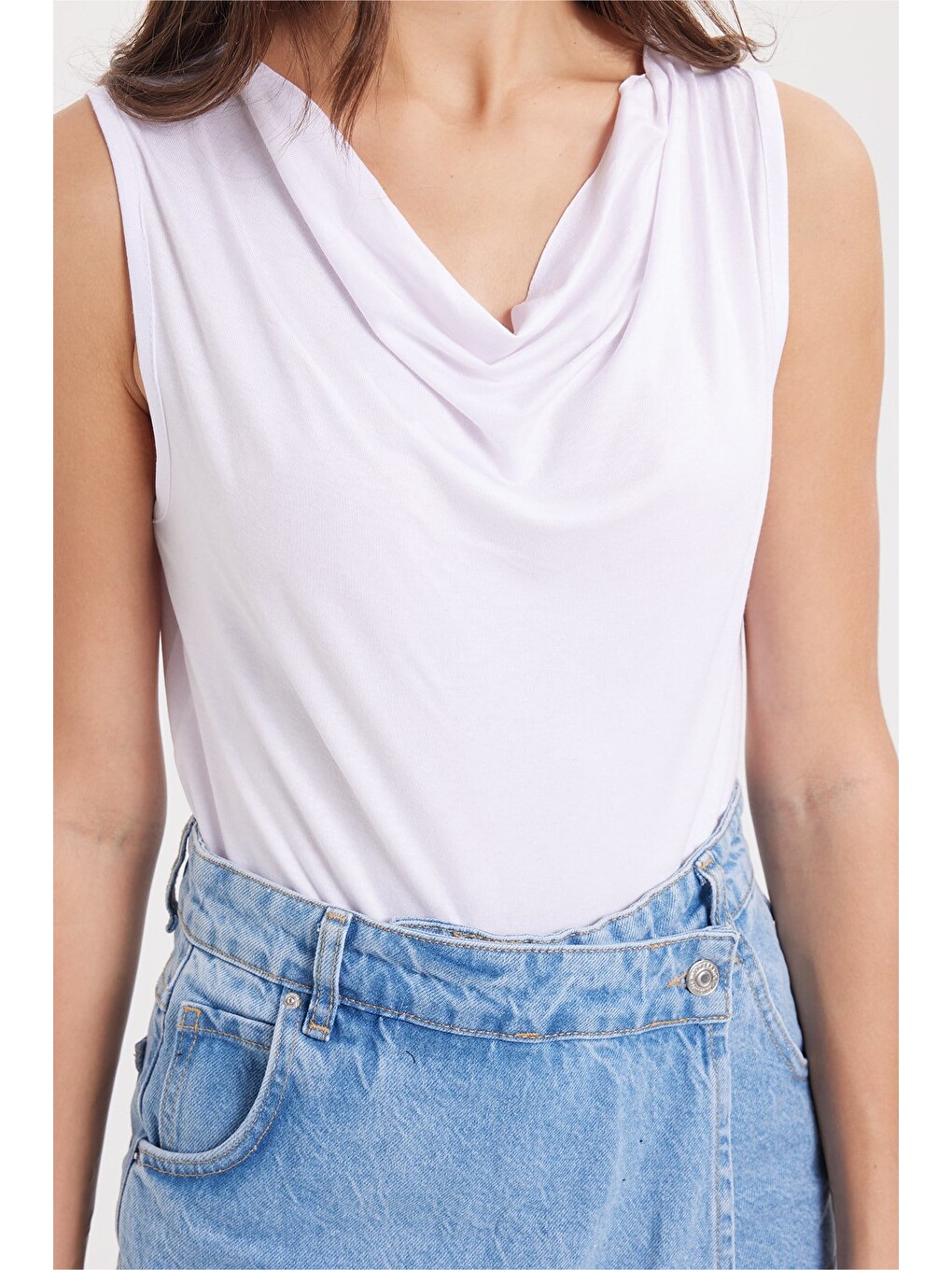 Kadın Oversize Geniş Kesim Kolsuz Degaje Yaka Beyaz Atlet-4