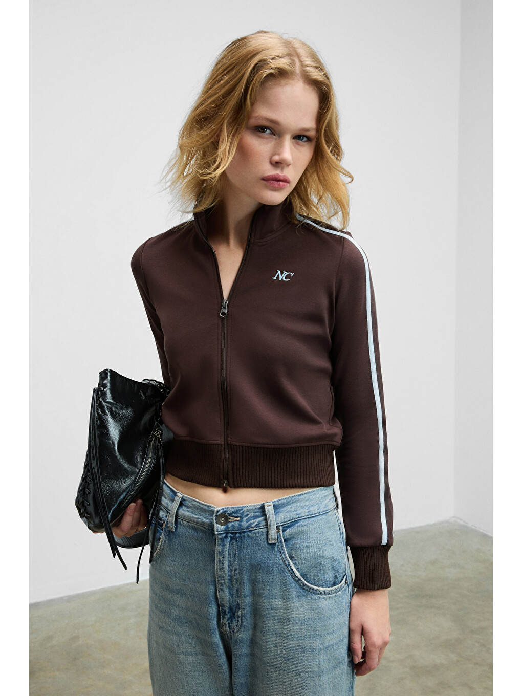 Repeta Kadın Dik Yakalı Nakış Detaylı Fermuarlı Slim Fit Kahverengi Sweatshirt