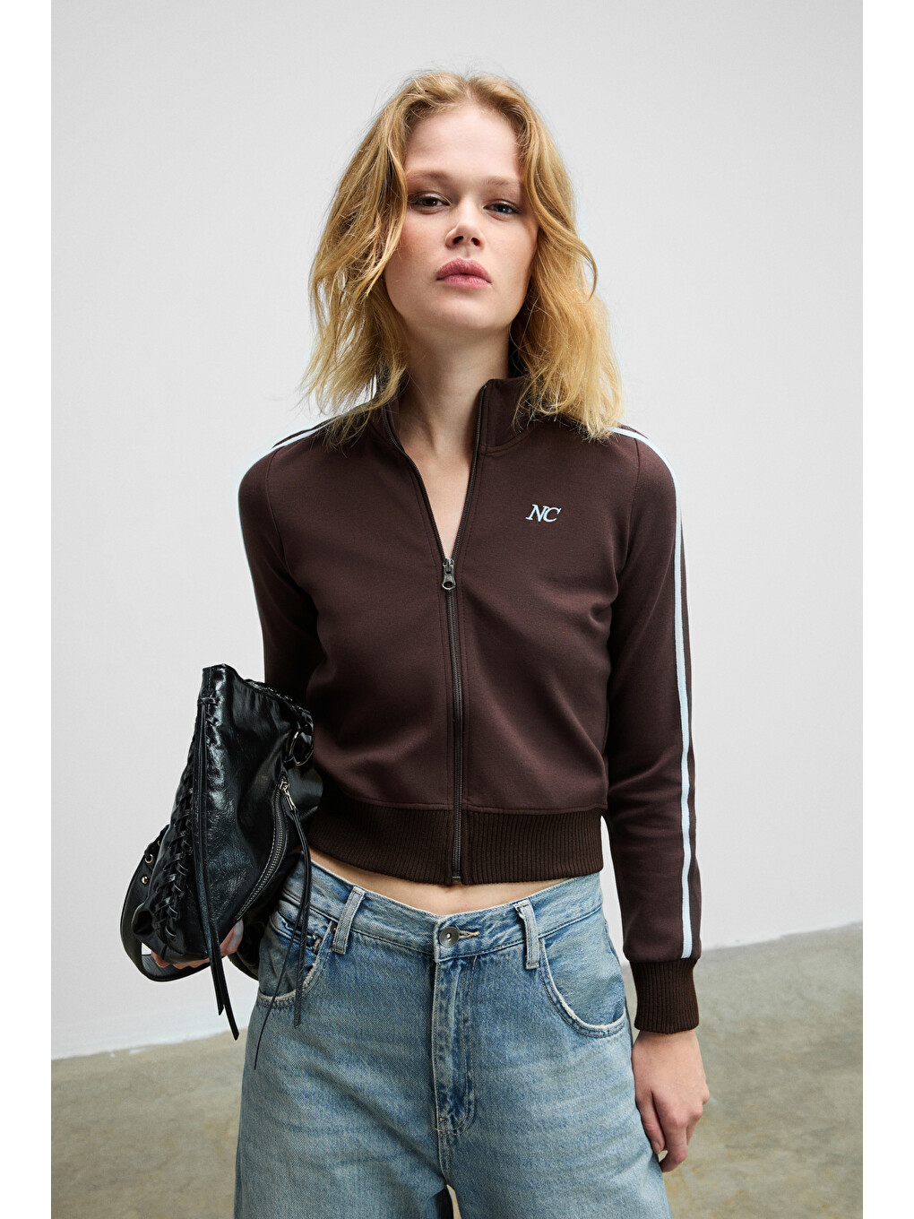 Repeta Kadın Dik Yakalı Nakış Detaylı Fermuarlı Slim Fit Kahverengi Sweatshirt-1