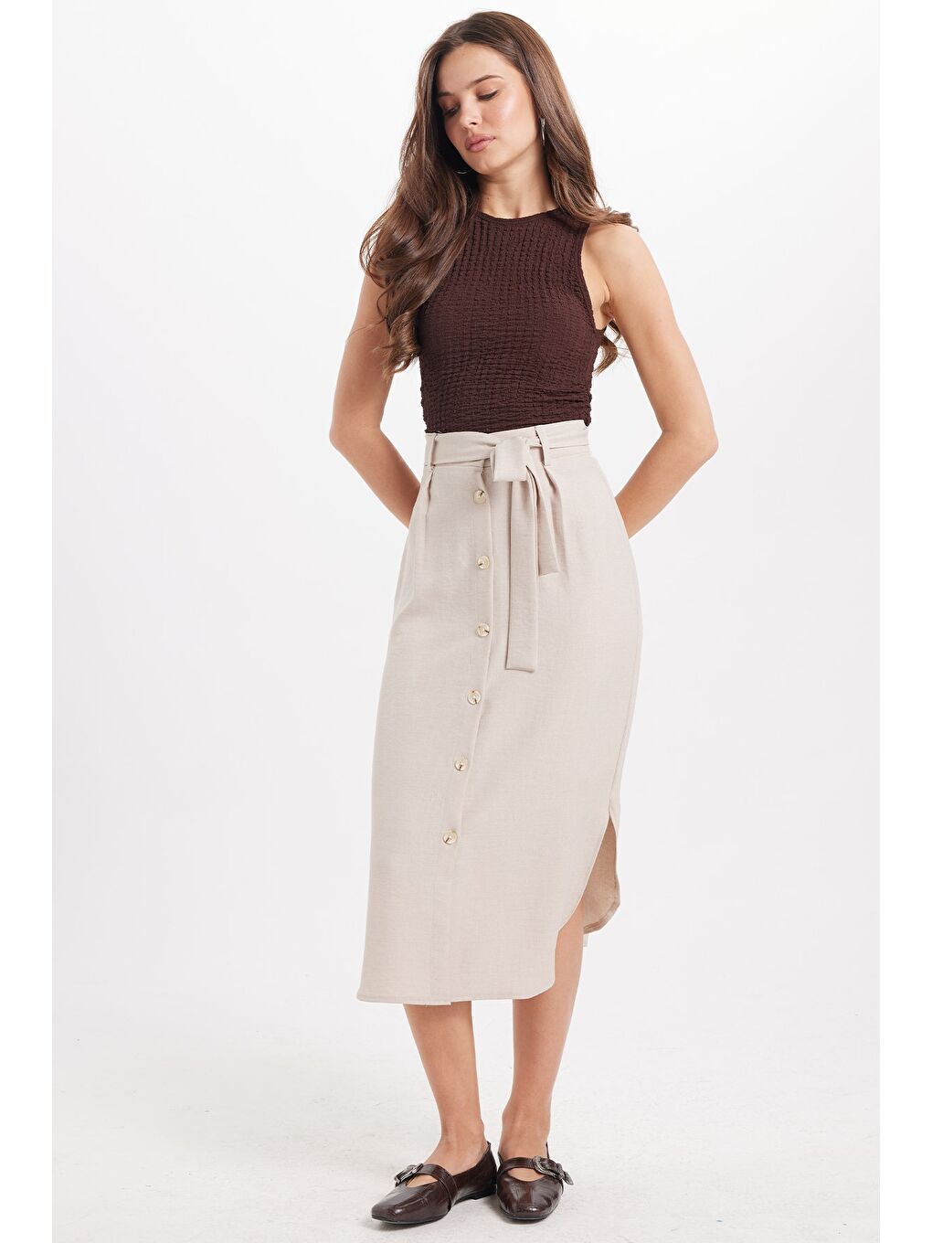 Bej Kadın Slim Fit Dar Kesim Pileli Pamuklu Ön Düğme Kapamalı Kuşaklı Yırtmaçlı Taş Etek-5