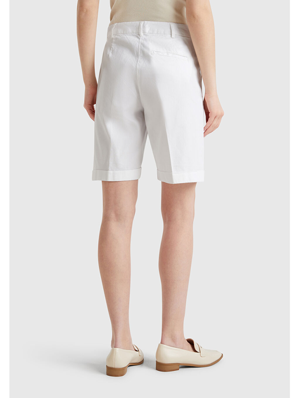 Kadın Beyaz Pamuk Karışımlı Önü Düğmeli Regular Fit Bermuda Şort-2