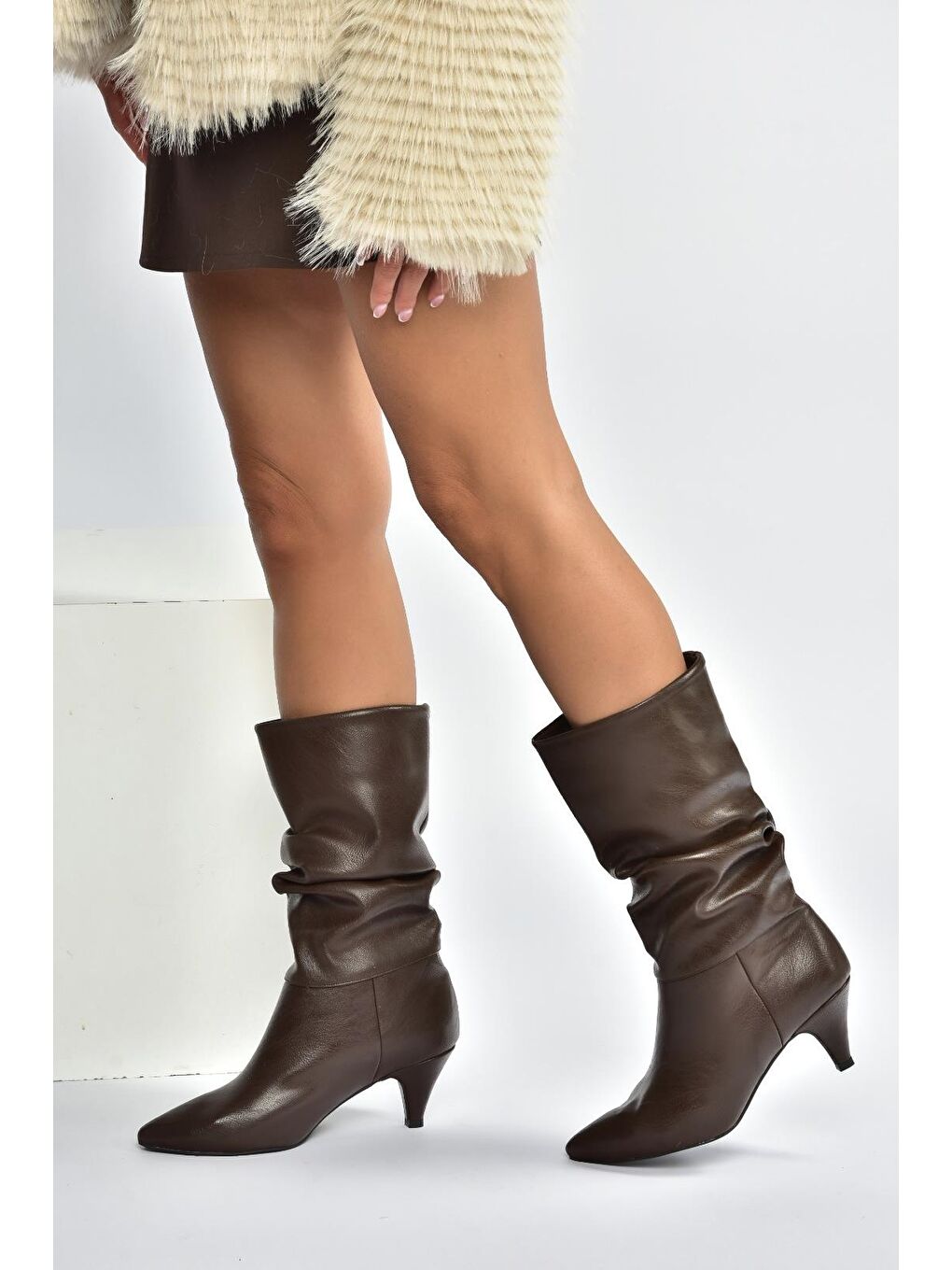 Kahverengi Kadın Bot L404810609-3