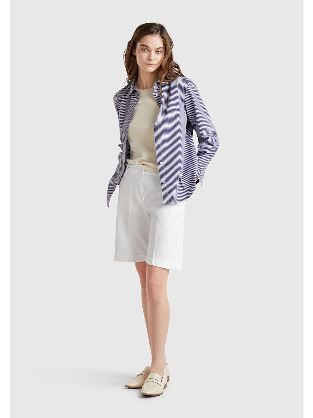 Kadın Beyaz Pamuk Karışımlı Önü Düğmeli Regular Fit Bermuda Şort-4