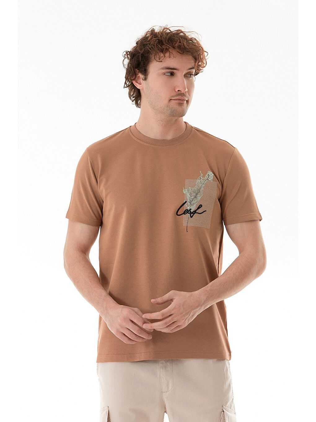 Kahverengi Yaprak Baskılı Yazı Nakışlı Tişört