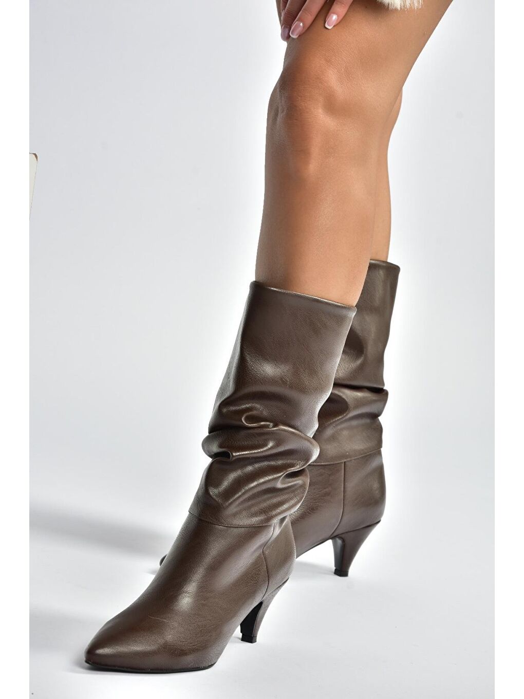 Kahverengi Kadın Bot L404810609-4