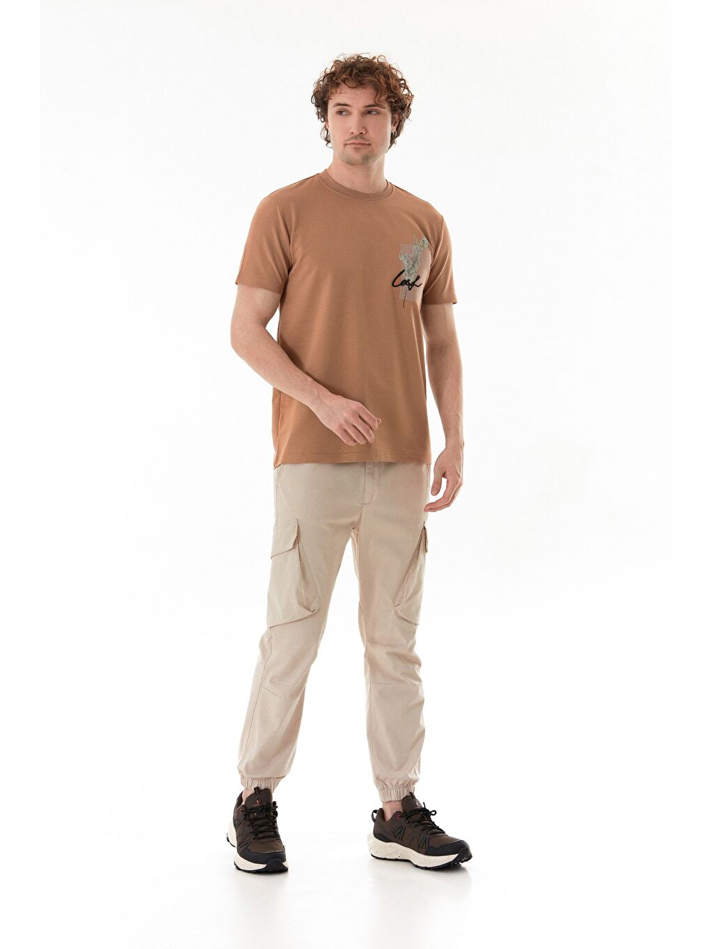 Kahverengi Yaprak Baskılı Yazı Nakışlı Tişört-1