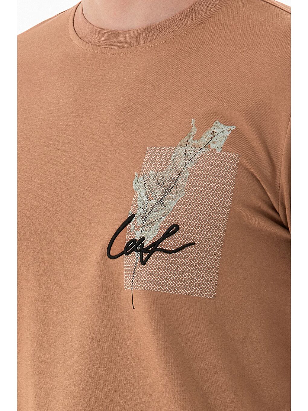 Kahverengi Yaprak Baskılı Yazı Nakışlı Tişört-3