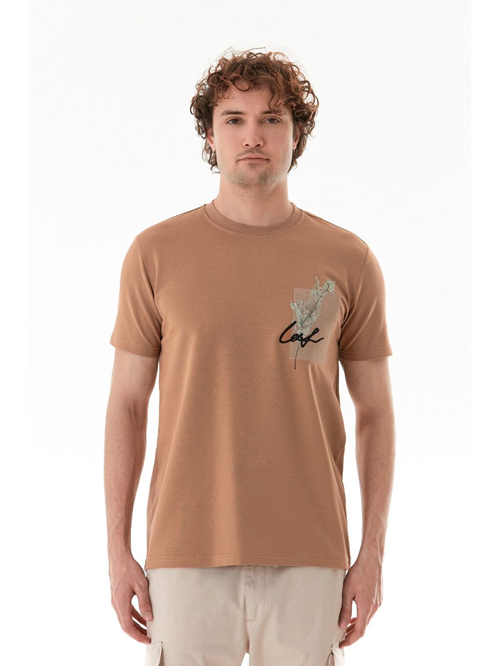 Kahverengi Yaprak Baskılı Yazı Nakışlı Tişört-4