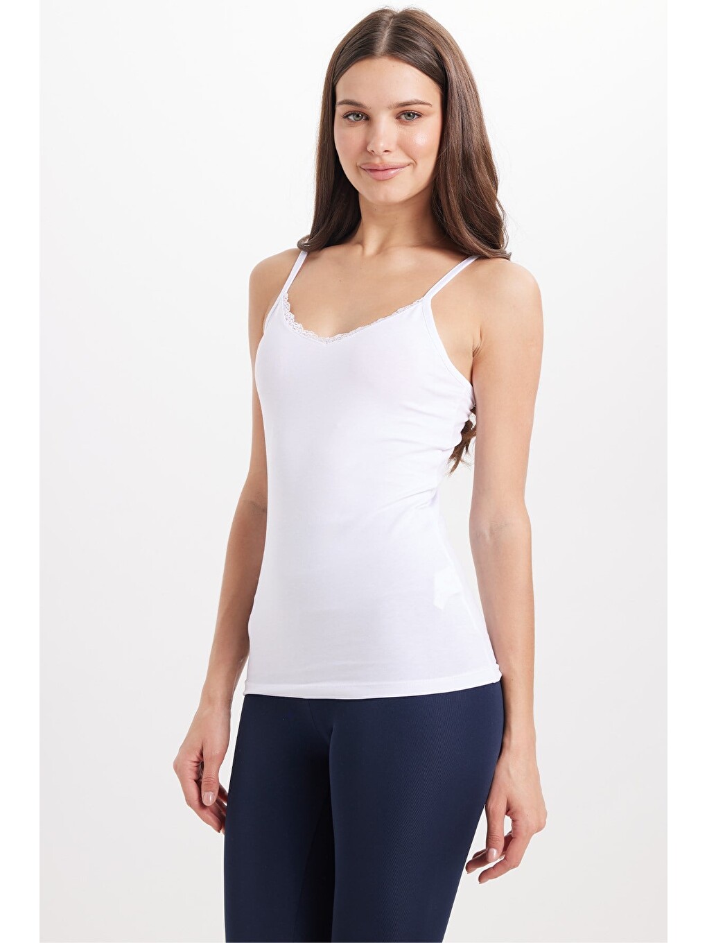 Kadın Slim Fit Dar Kesim Pamuklu İnce Askılı Dantel Detaylı Beyaz Crop Atlet-6
