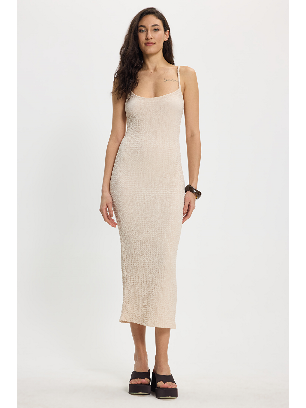 Ekru Kadın Slim Fit Vücuda Oturan Askılı Elastanlı Midi Boy Bej Elbise-7
