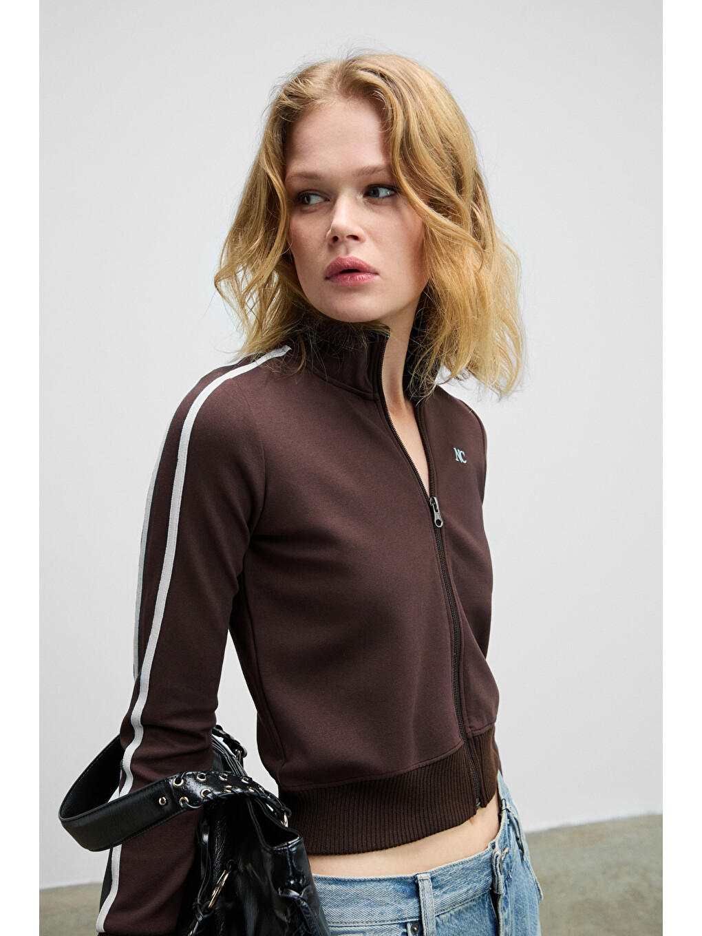 Repeta Kadın Dik Yakalı Nakış Detaylı Fermuarlı Slim Fit Kahverengi Sweatshirt-2