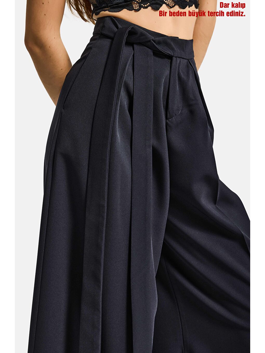 Kadın Siyah w5 Palazzo Fit Özel Kumaş Kemer Detaylı Tasarım Pantolon-1