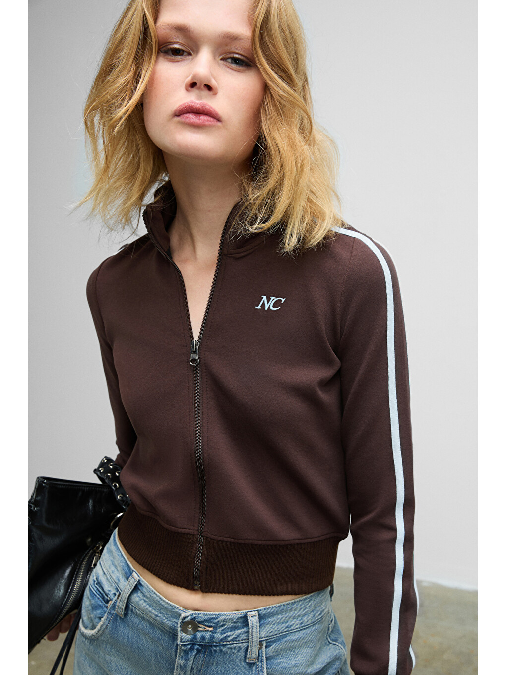 Repeta Kadın Dik Yakalı Nakış Detaylı Fermuarlı Slim Fit Kahverengi Sweatshirt-3