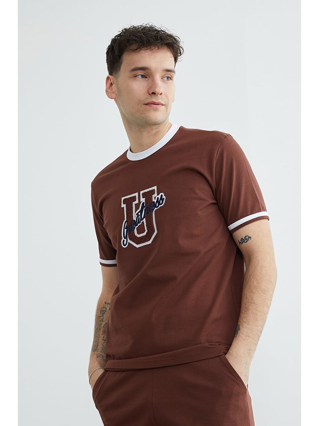 Kahverengi Biyeli Yazı Nakışlı Bisiklet Yaka Tişört-2