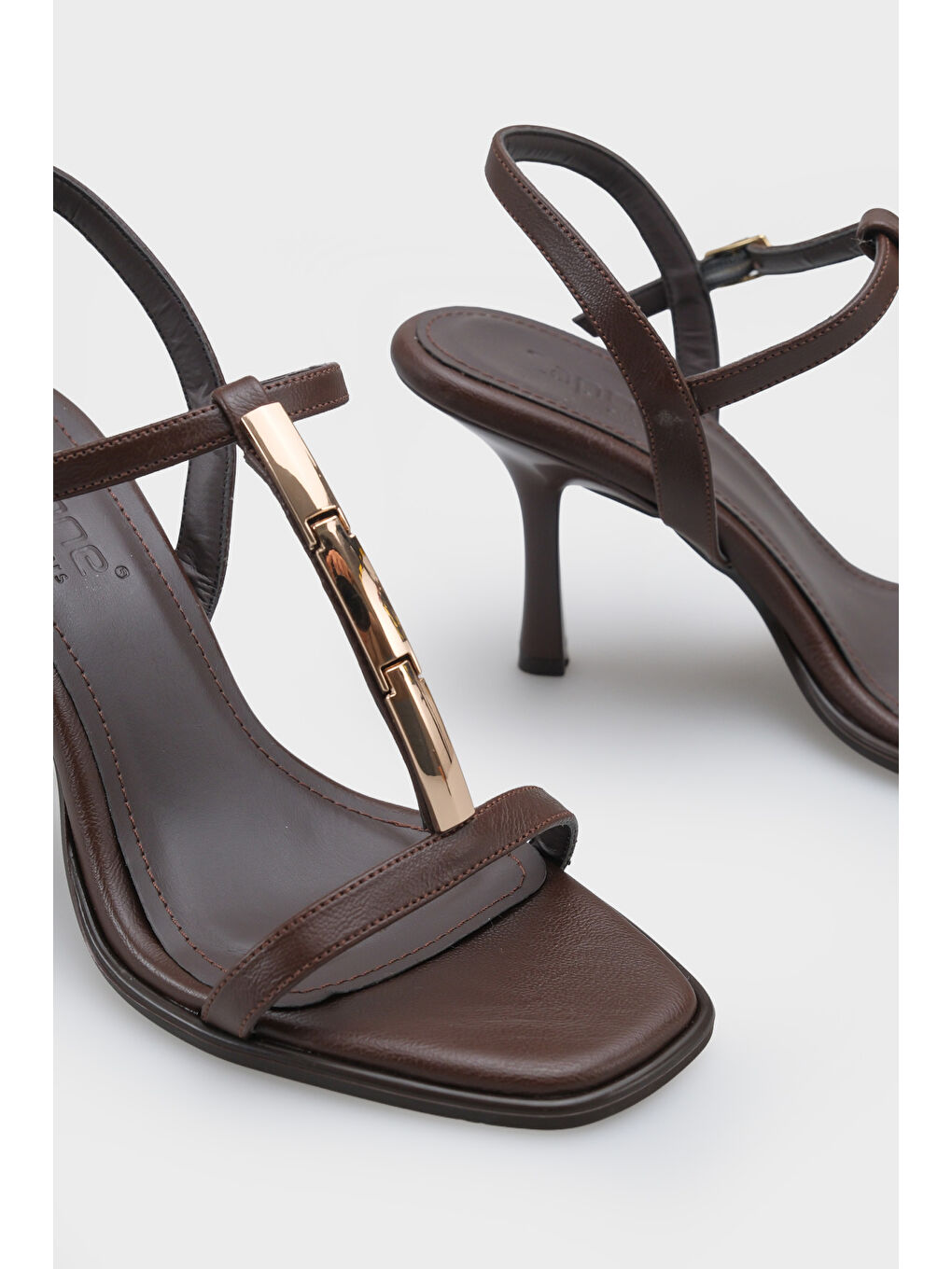 Kahverengi Nikkie Küt Burunlu Metal Tek Bantlı Orta Topuklu Bilekten Bantlı Kadın Ayakkabı-6