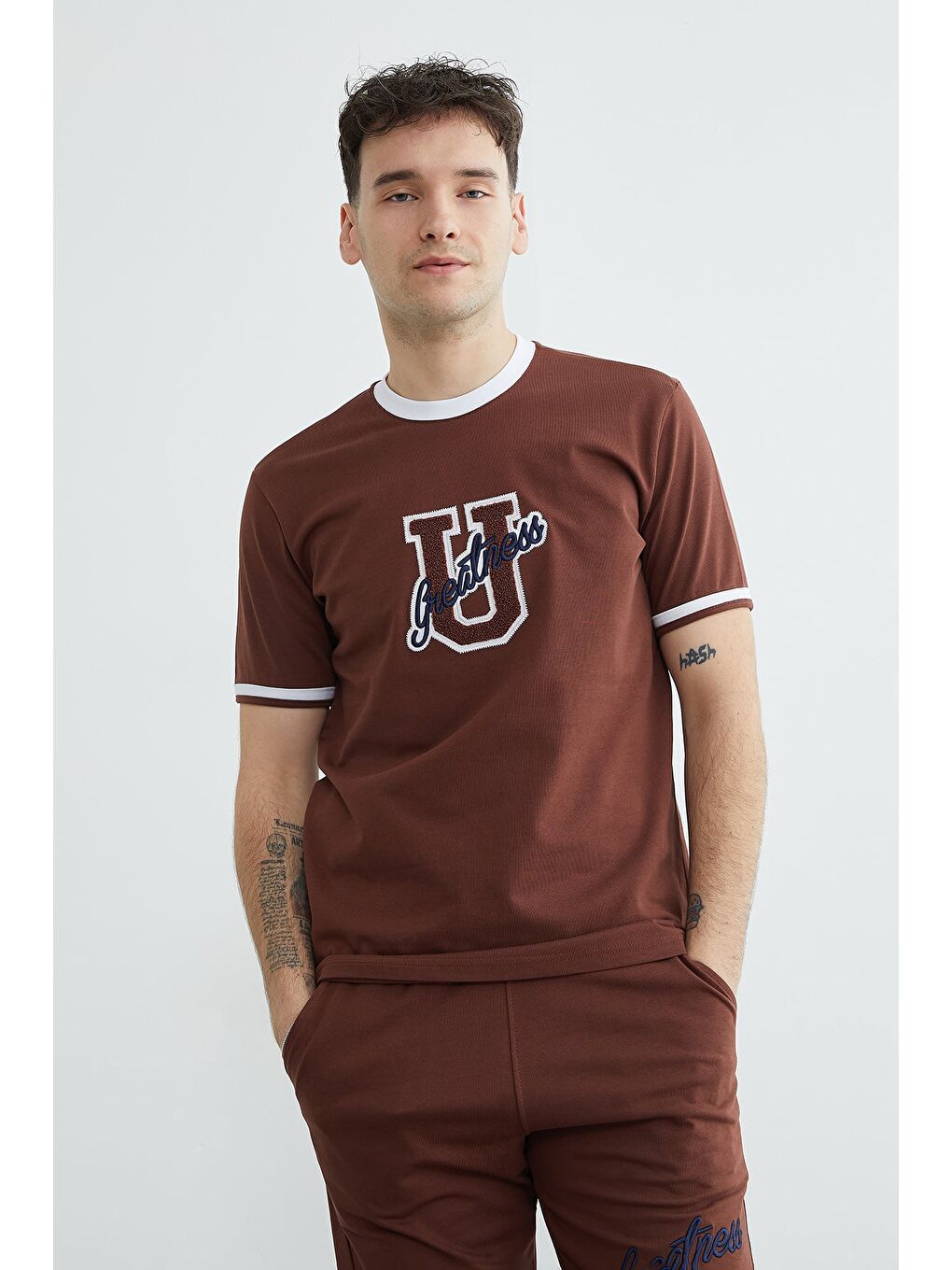 Kahverengi Biyeli Yazı Nakışlı Bisiklet Yaka Tişört-3