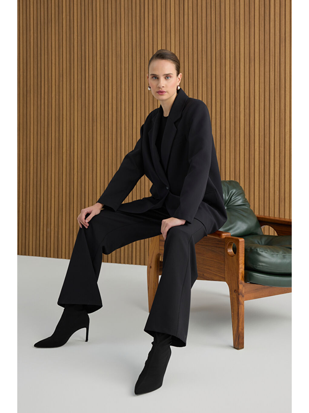 Siyah Paçası Yırtmaçlı Dokuma Pantolon-1