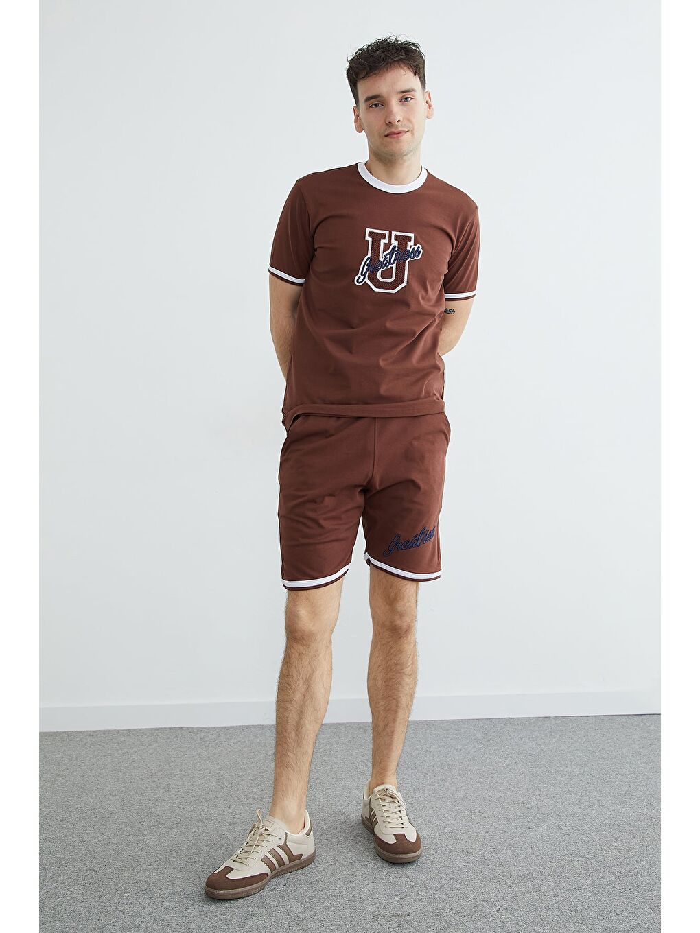 Kahverengi Biyeli Yazı Nakışlı Bisiklet Yaka Tişört-4