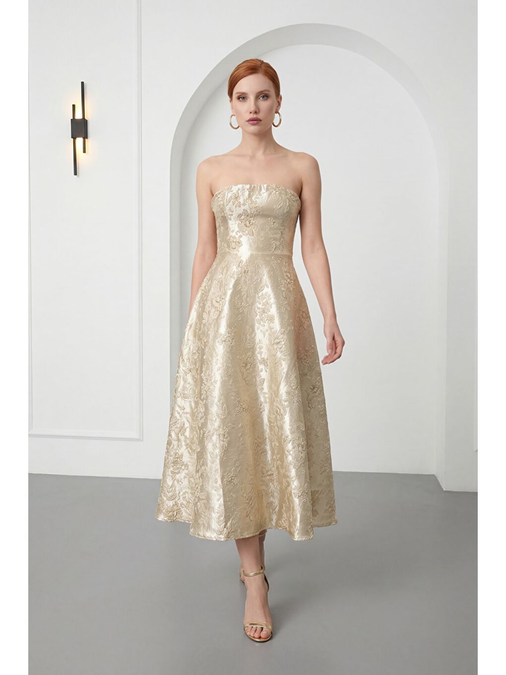 Sarı Kadın Gold Straplez Yaka Jakarlı Midi Abiye Elbise-1