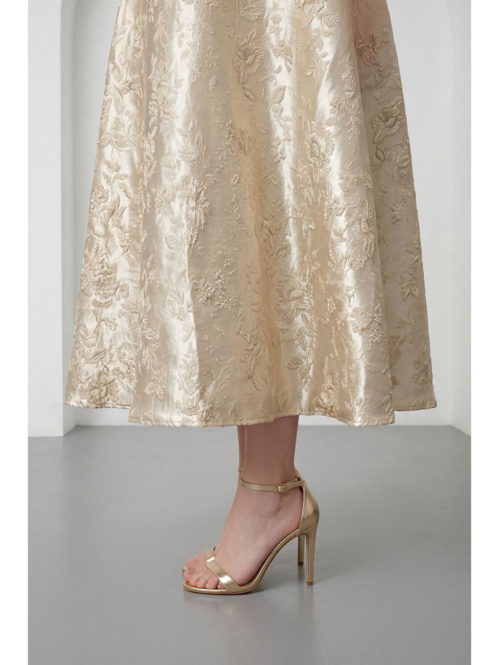 Sarı Kadın Gold Straplez Yaka Jakarlı Midi Abiye Elbise-3