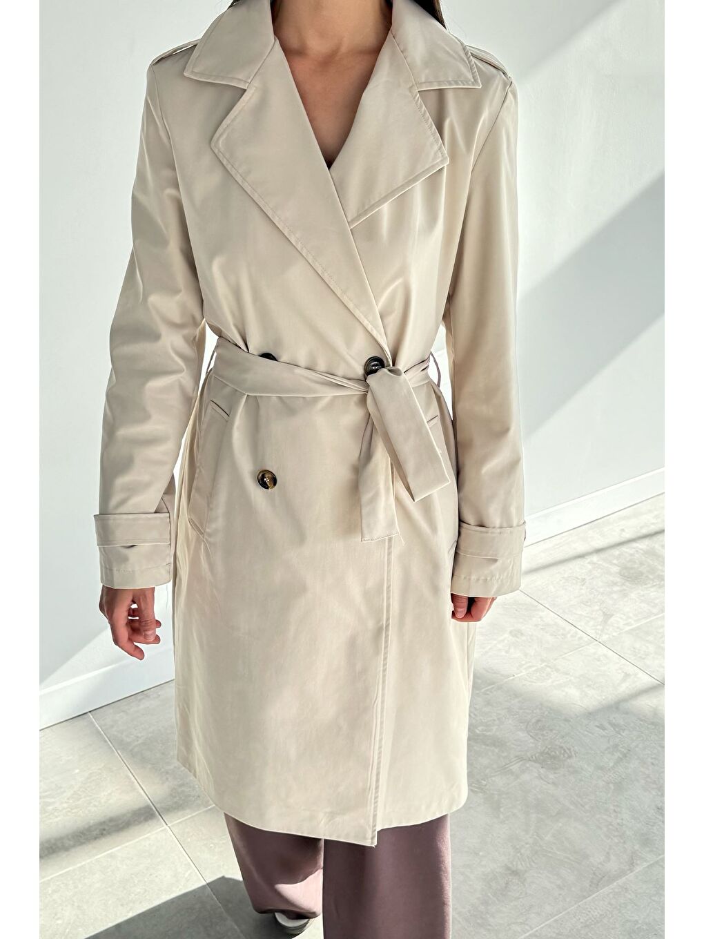 Bej Kadın Kruvaze Yaka İç Astarlı Bel Kuşak Detaylı Trençkot-2