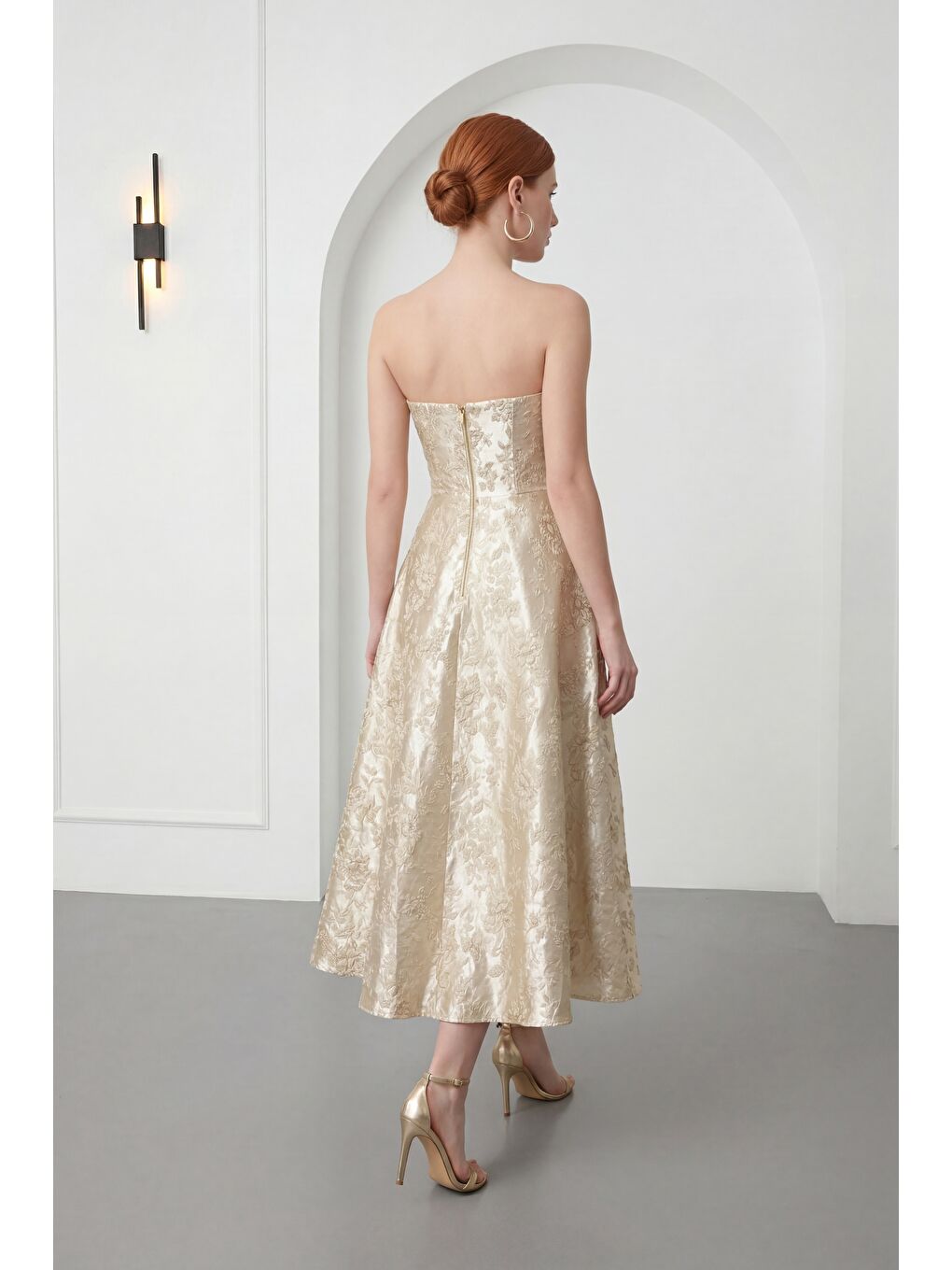 Sarı Kadın Gold Straplez Yaka Jakarlı Midi Abiye Elbise-5