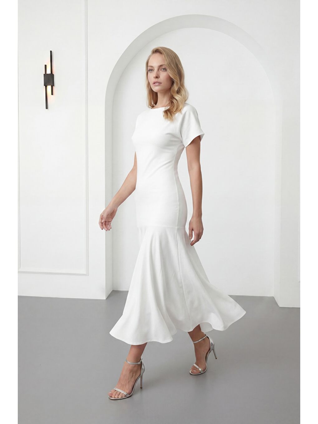 Kadın Beyaz Bisiklet Yaka Kısa Kollu Midi Davet Elbisesi