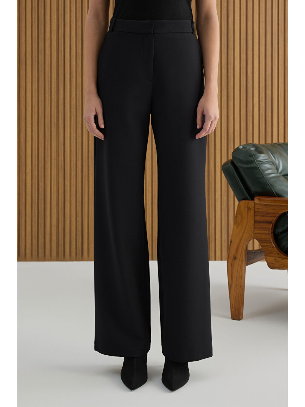 Siyah Paçası Yırtmaçlı Dokuma Pantolon-3