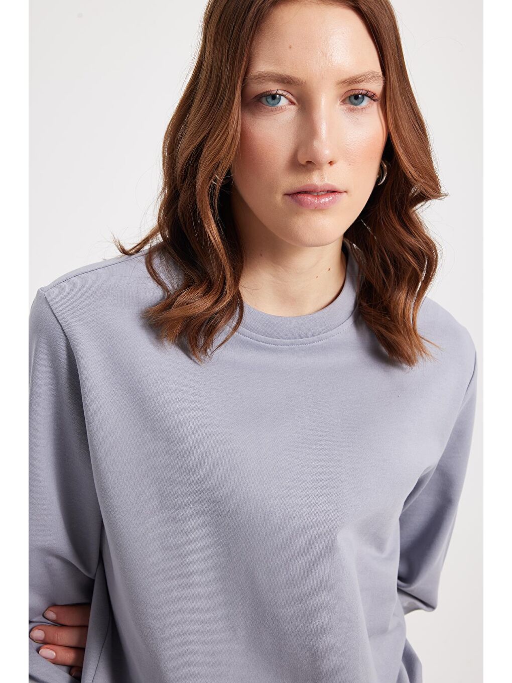 Kadın Oversize Geniş Kesim %100 Pamuk 2 İplik Bisiklet Yaka Açık Gri Sweatshirt