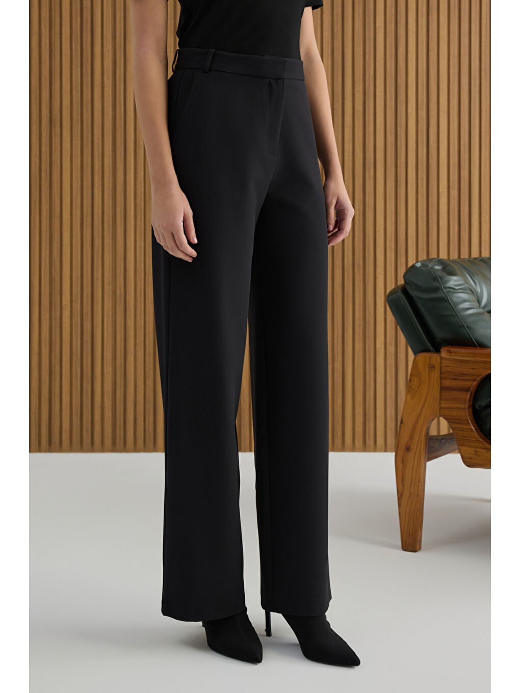 Siyah Paçası Yırtmaçlı Dokuma Pantolon-4