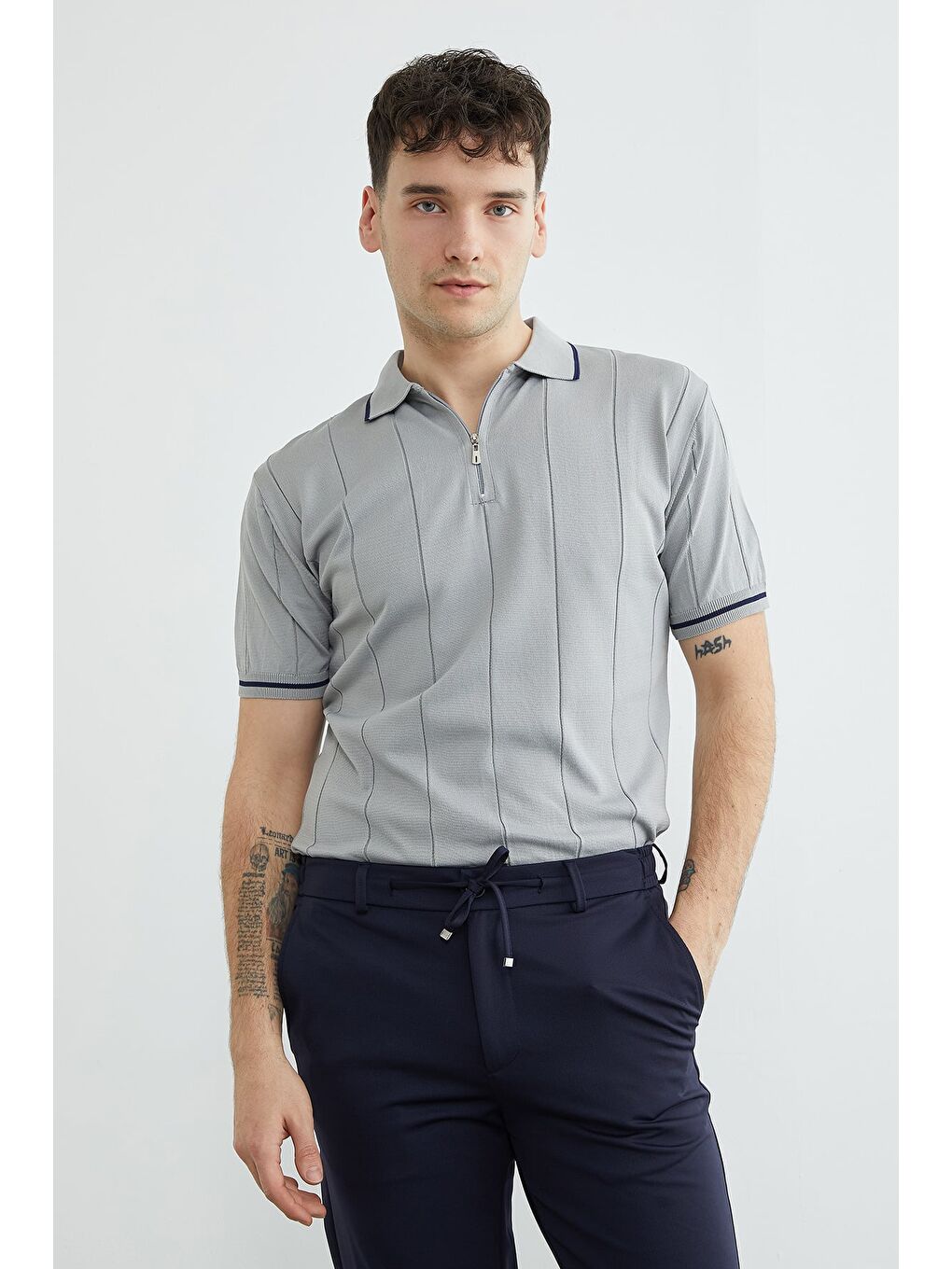 Gri Yarım Fermuarlı Çizgili Triko Tişört-1