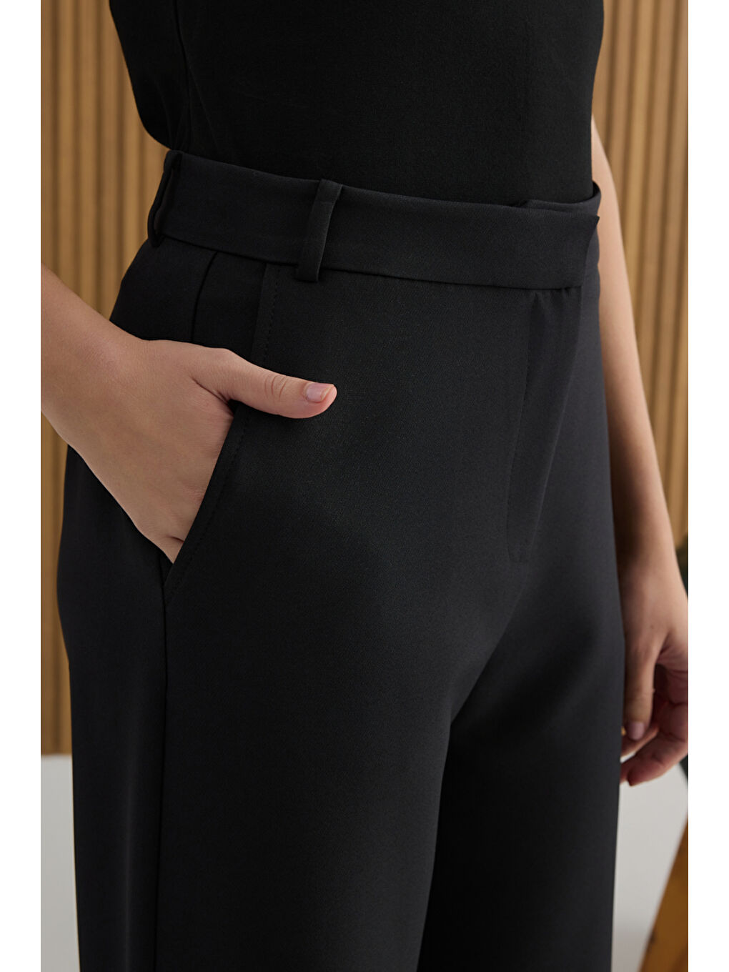 Siyah Paçası Yırtmaçlı Dokuma Pantolon-5