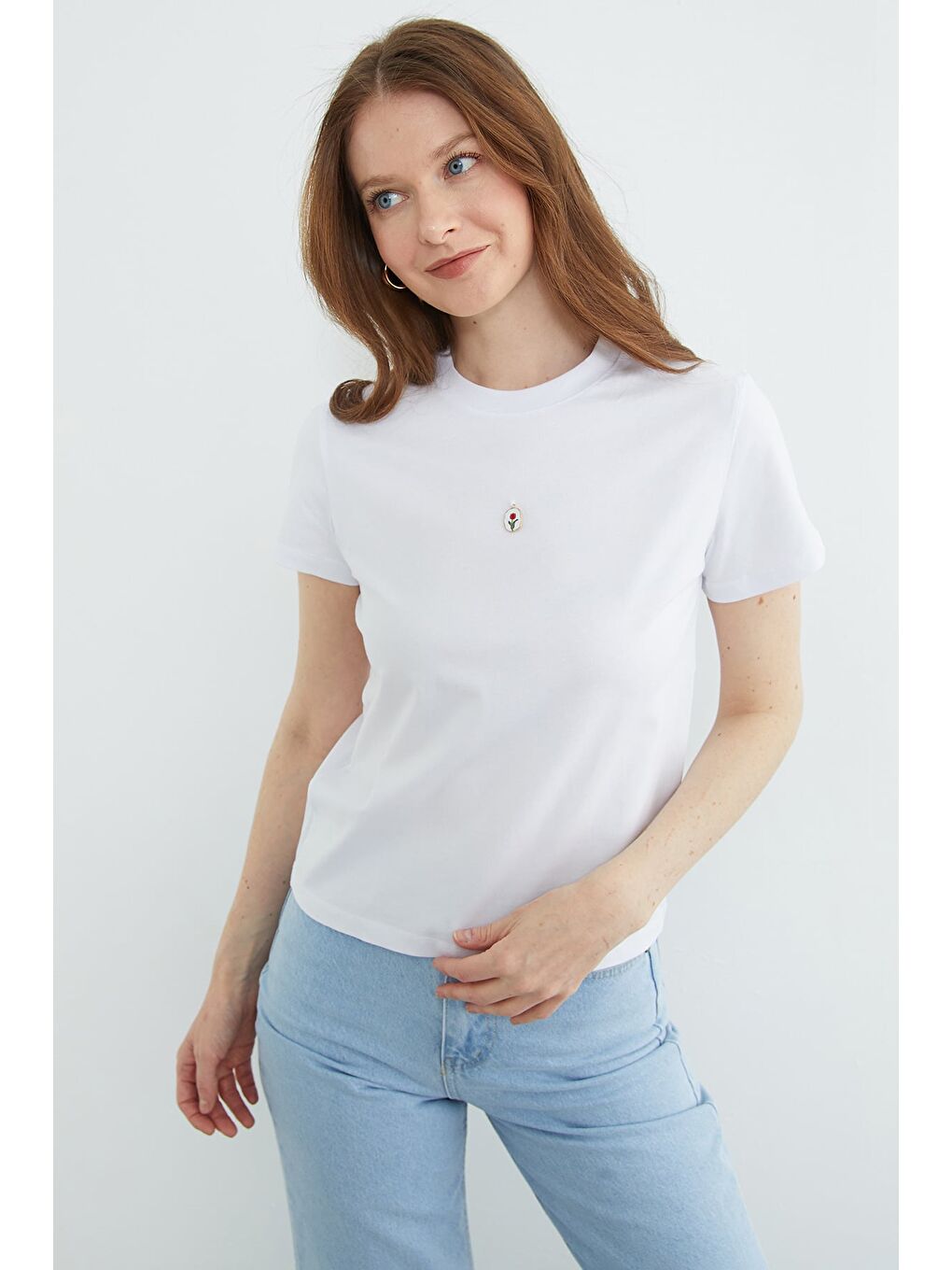 Beyaz Metal Aksesuarlı Bisiklet Yaka Tişört