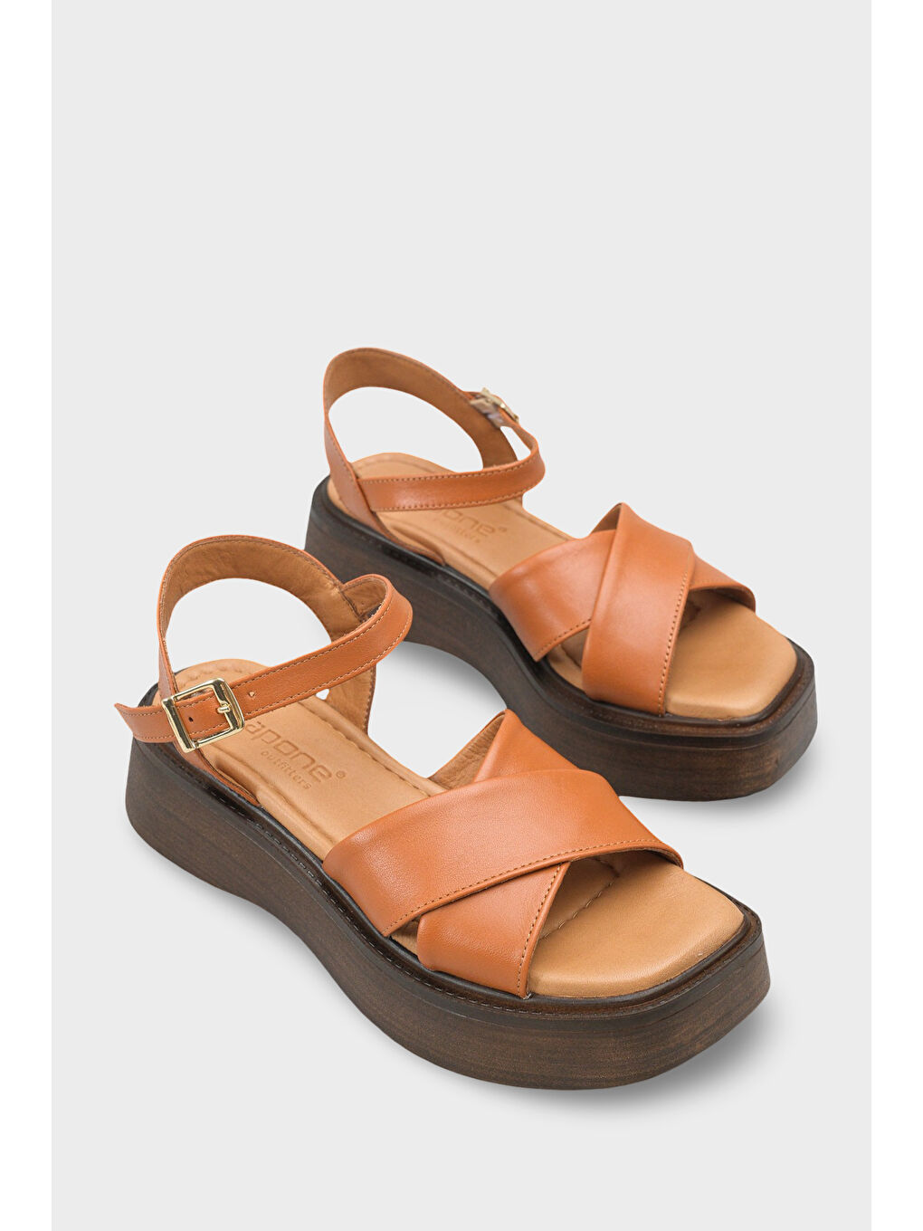 Kahverengi Bobbi Hakiki Deri Çapraz Bantlı Dolgu Topuk Kadın Sandalet-1