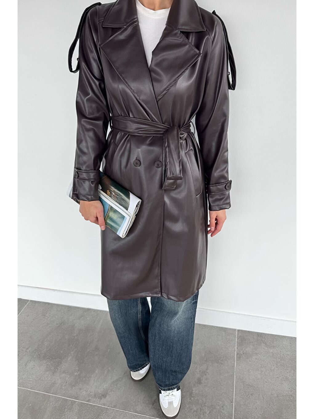 Kahverengi Kadın Bel Kuşak Detaylı Ön Düğmeli Suni Deri Trençkot-2