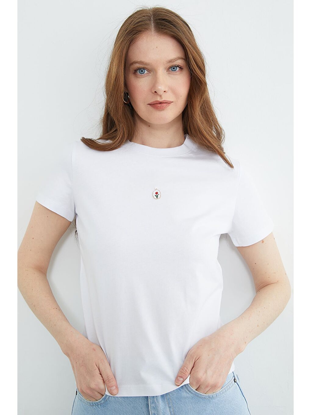 Beyaz Metal Aksesuarlı Bisiklet Yaka Tişört-3