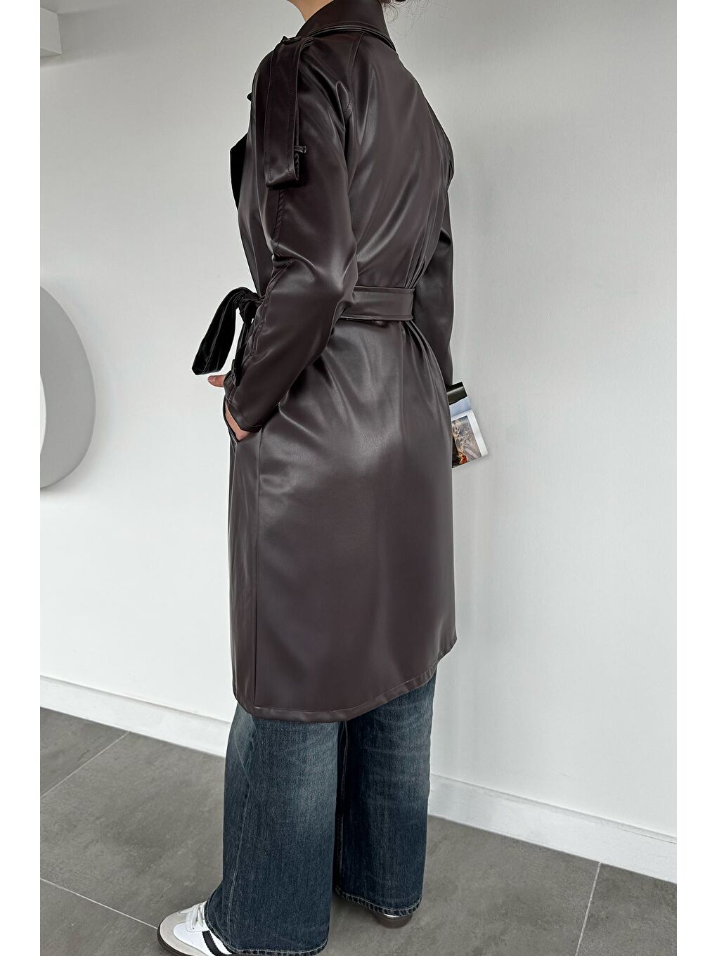 Kahverengi Kadın Bel Kuşak Detaylı Ön Düğmeli Suni Deri Trençkot-3