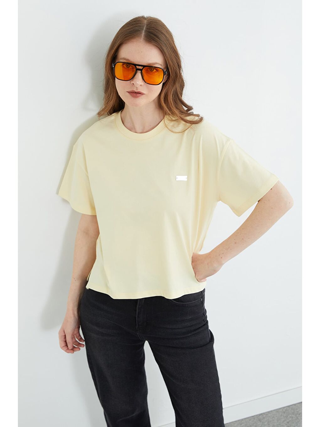 Sarı Metal Aksesuarlı Bisiklet Yaka Yırtmaçlı Tişört