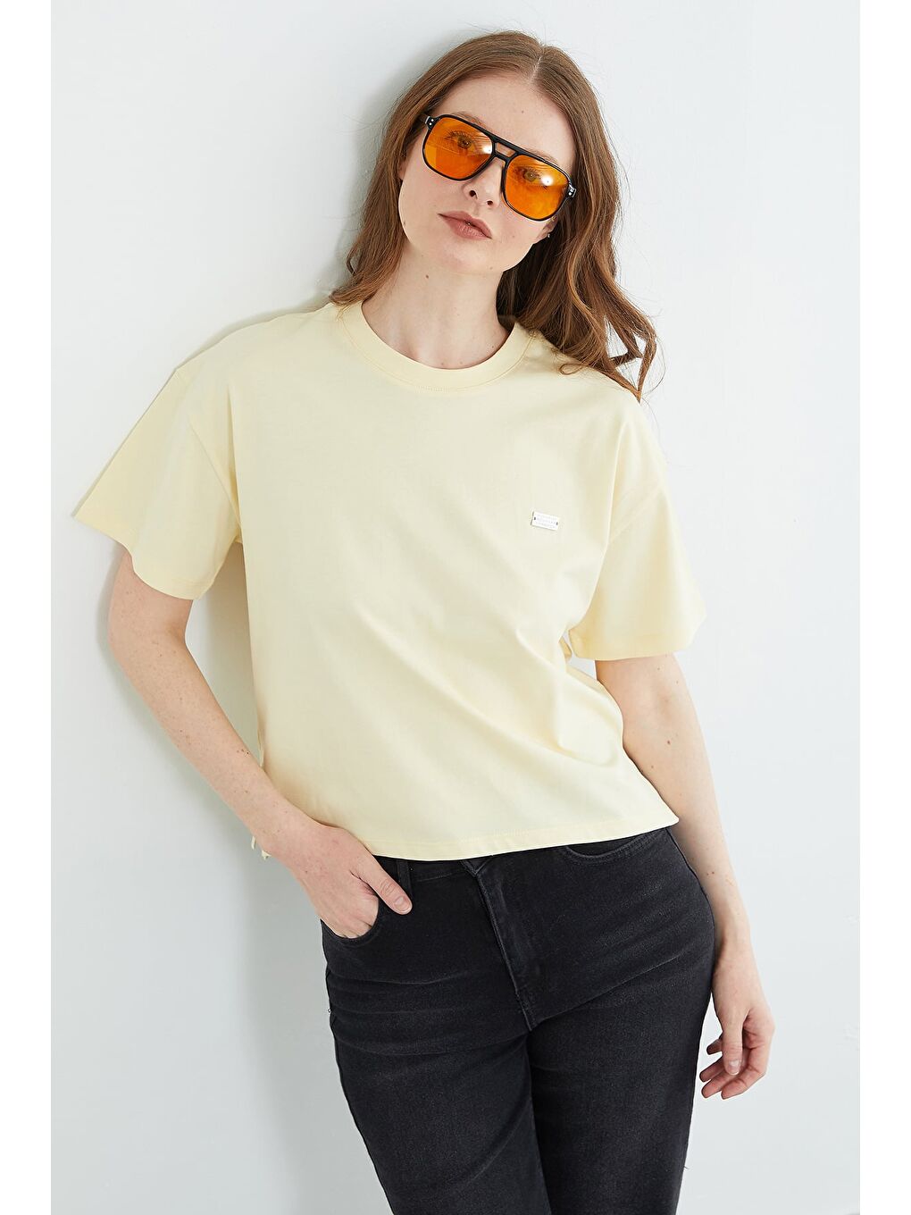 Sarı Metal Aksesuarlı Bisiklet Yaka Yırtmaçlı Tişört-1