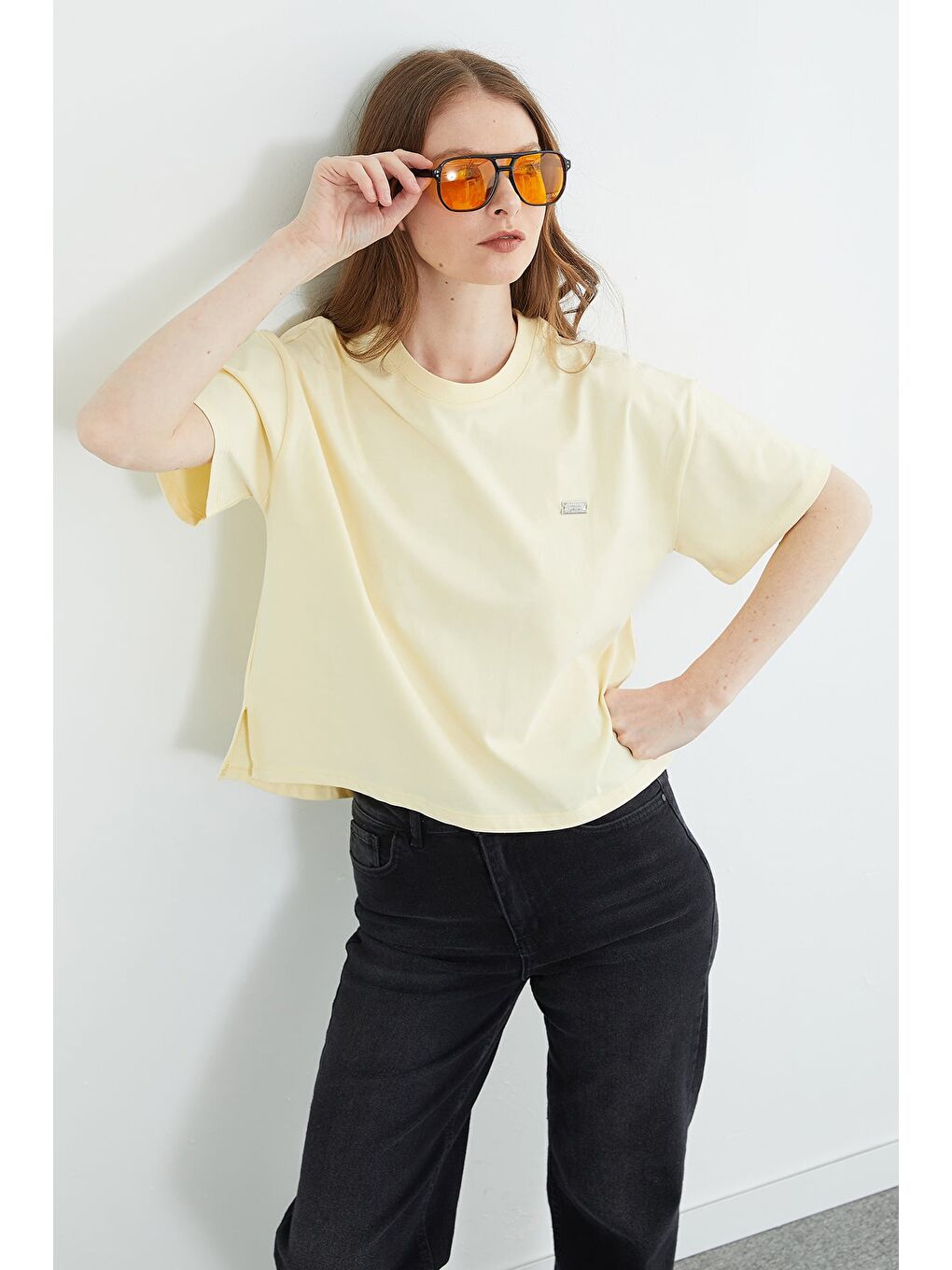 Sarı Metal Aksesuarlı Bisiklet Yaka Yırtmaçlı Tişört-2